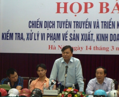 Không xử phạt người dân đội mũ bảo hiểm giả, không đảm bảo chất lượng